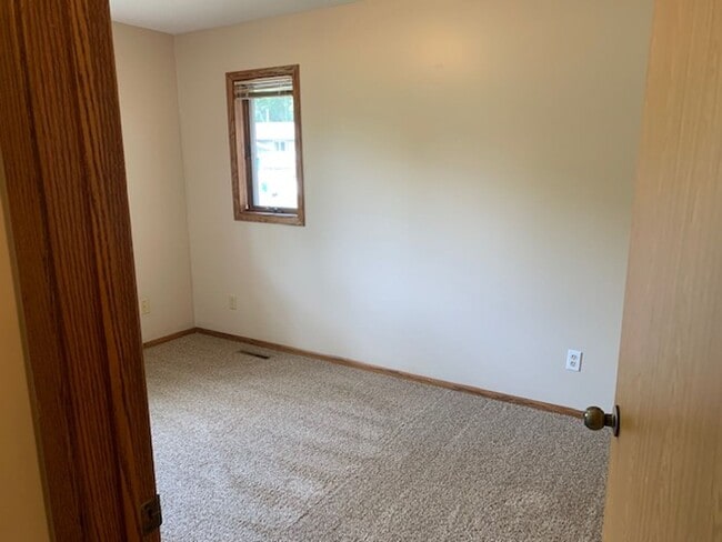 Building Photo - Nice 4 Bedroom 2 Bathroom house in Hudson