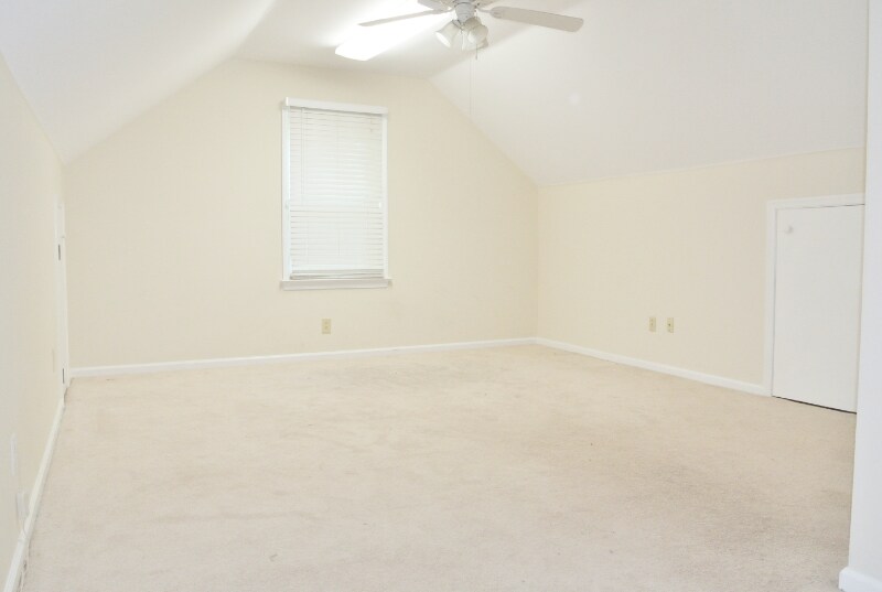 Building Photo - 2036 Hen House Dr