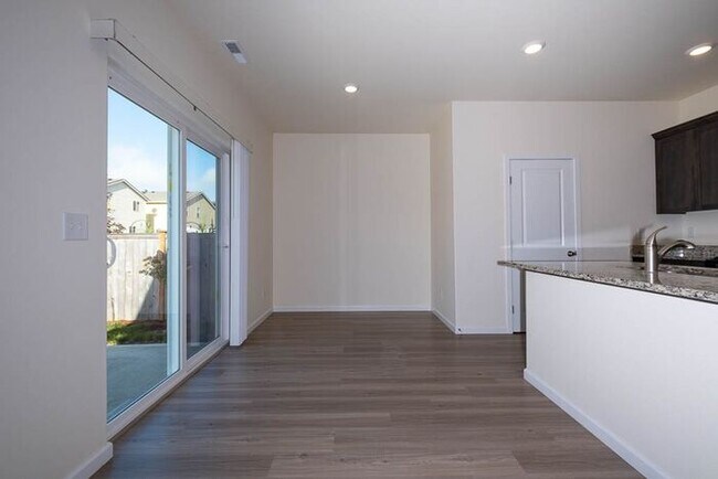 Building Photo - Spacious Newer Home Ready for Move IN