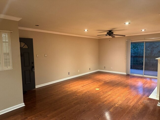 Building Photo - Great location off Blanco near Wurzbach and West Ave | 2 Bedroom | 2 Bath | Top Floor