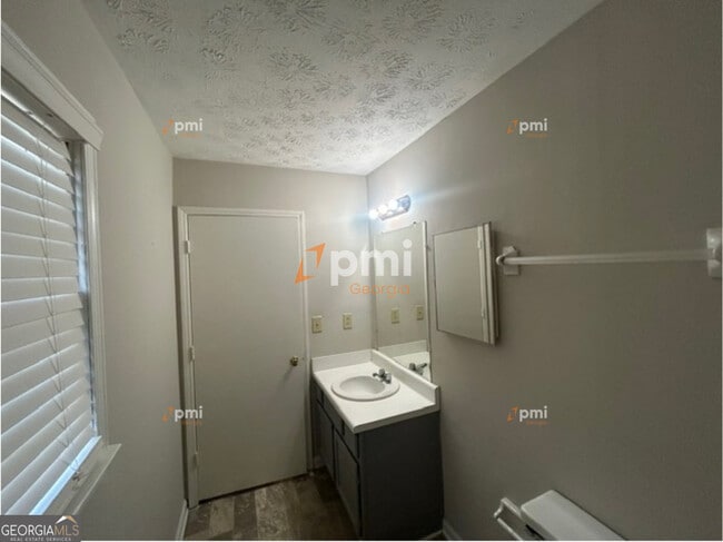 Building Photo - 667 Rae Dr SW