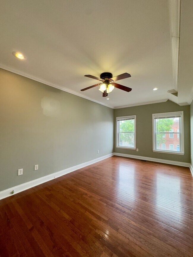 Building Photo - Charming 3-Bedroom Townhome with Modern Am...