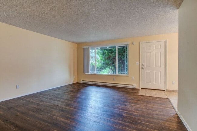 Building Photo - Spacious 2 Bed 1 Bath In Quiet Community