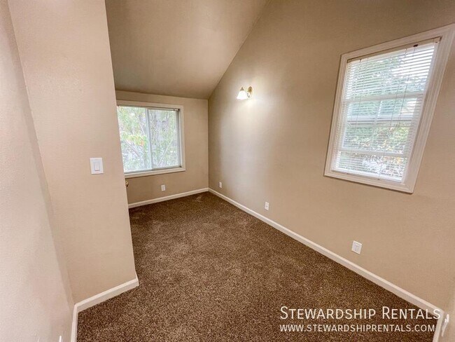 Building Photo - 1472 E 19th Ave