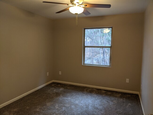 Building Photo - 25D Pine Ln