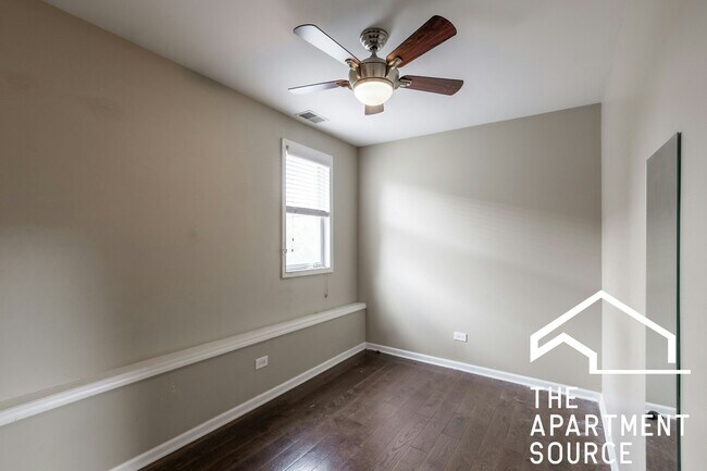 Building Photo - 1530 N Greenview Ave