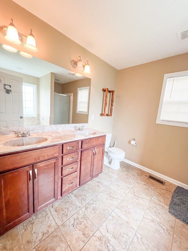 Building Photo - 3 Bedroom 2 Bathroom Home