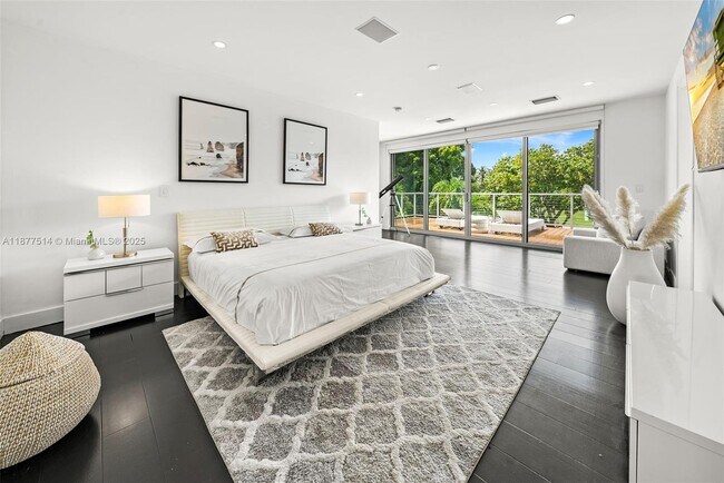 Building Photo - 6050 La Gorce Dr