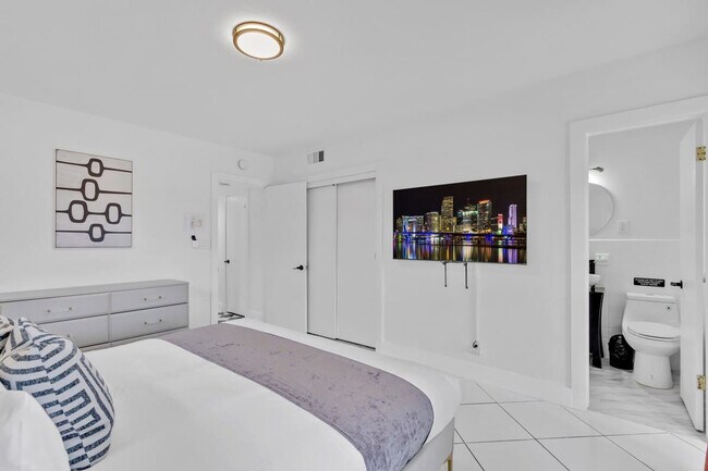 Building Photo - 1712 NE 18th Ave