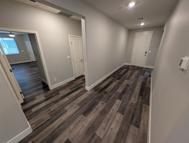 Building Photo - 1039 Forest Falcon Dr