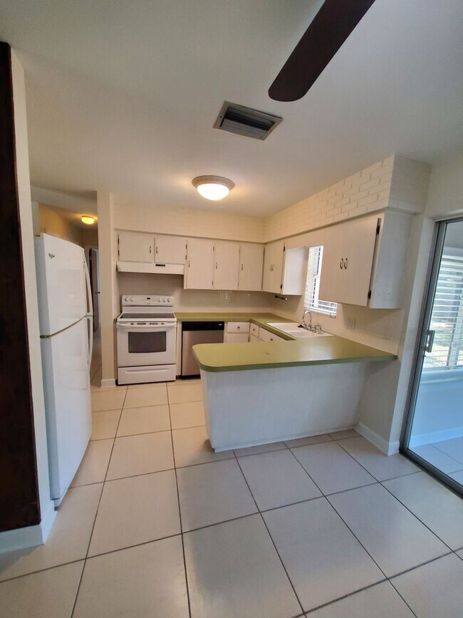 Building Photo - QUIET AND WELL MAINTAINED NEIGHBORHOOD