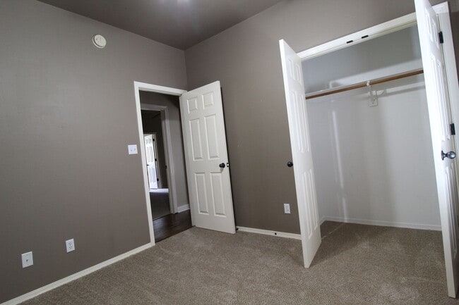 Building Photo - designed for comfort : 3 Bedroom 2 Bath