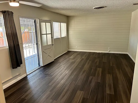 Primary Photo - 19013 Victory Blvd