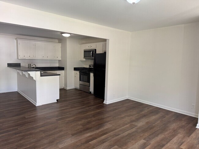 Building Photo - 2910 Berry Hill Dr