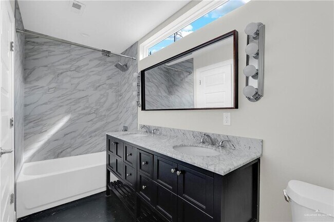 Building Photo - 308 N 17th St