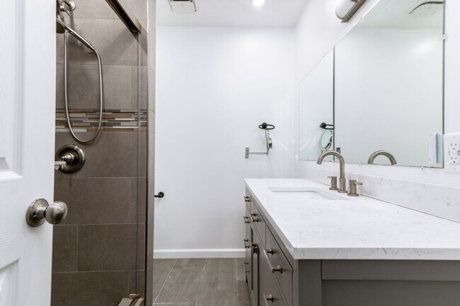 Building Photo - 4 bed/3 bath Walk to Lane Stadium Pet Frie...