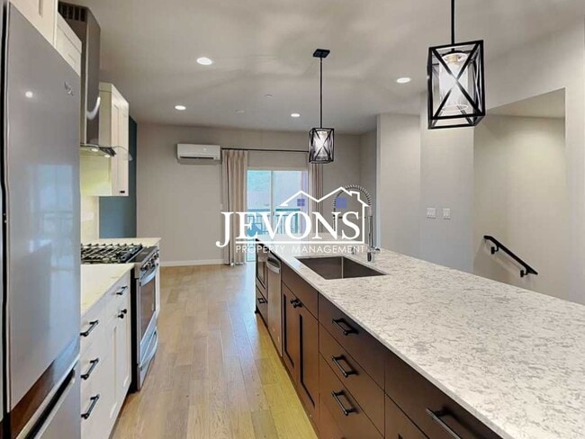 Building Photo - Coming soon! Modern Townhome Living in Prime Issaquah Location