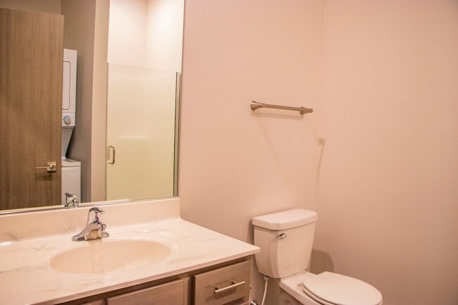 Building Photo - Cozy & Convenient: Top Floor Studio Apartment