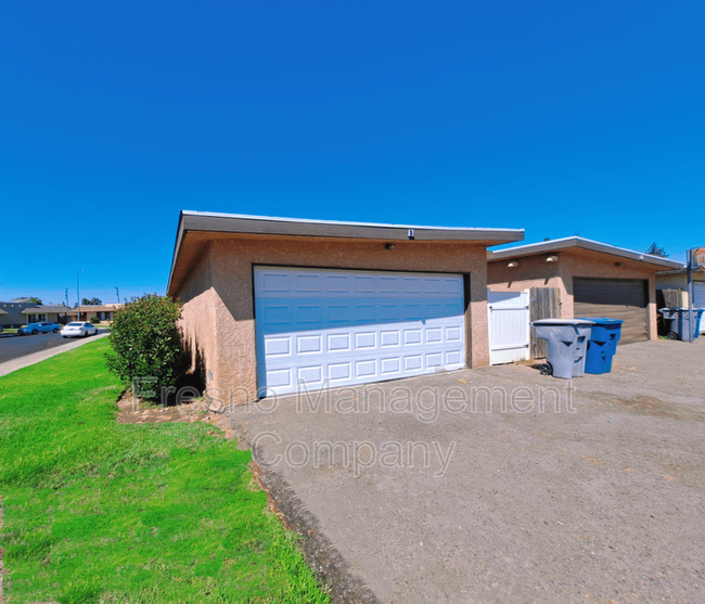 Building Photo - 543 W Alamos Ave