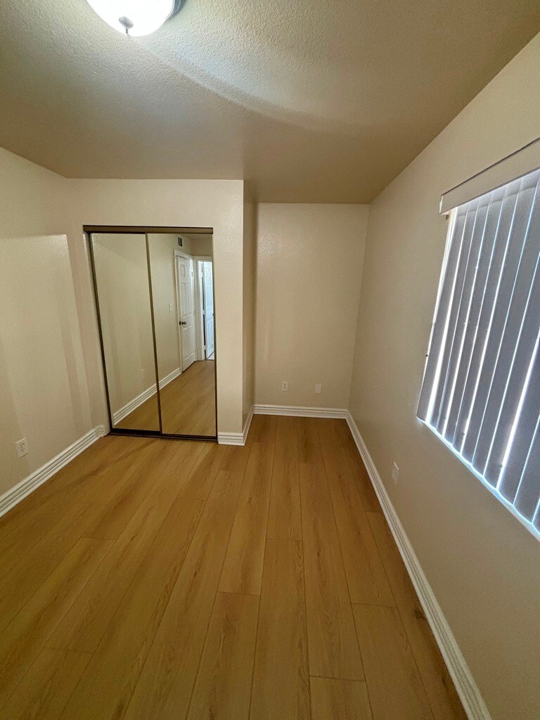 Building Photo - 828 W 71st St