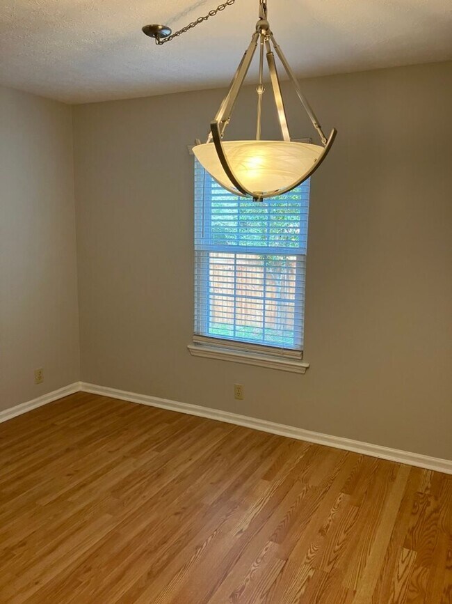 Building Photo - Charming Old Hickory Home