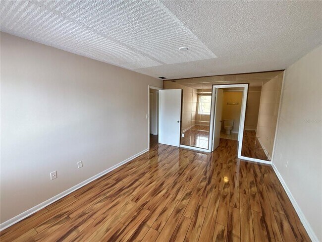 Building Photo - 5169 Vineland Rd