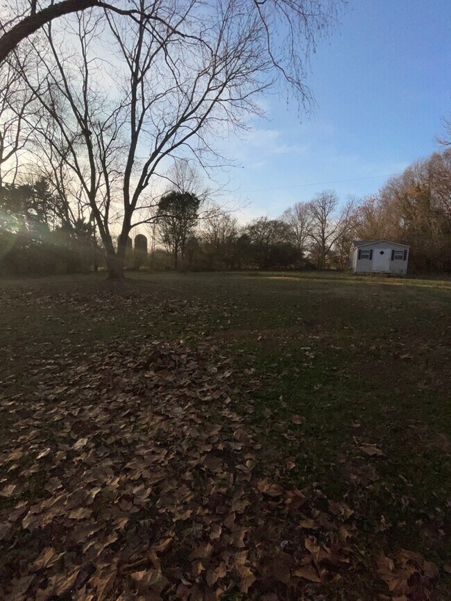 Building Photo - 3 Bedroom 2 Bathroom