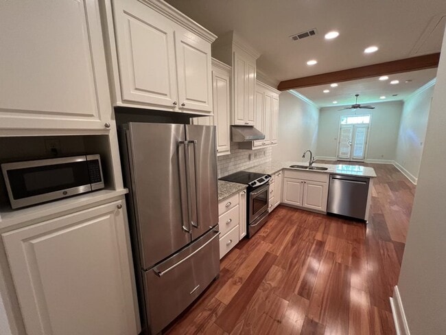Building Photo - Trendy, 2 bedroom, 2 bathroom townhouse lo...