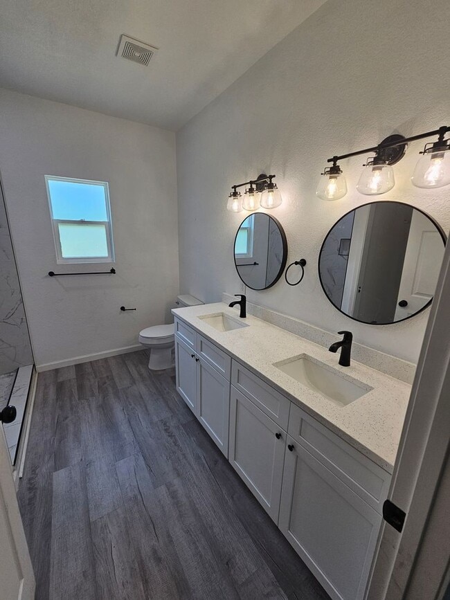 Building Photo - Modern Home, Centrally Located to St. Andrew's, Lynn Haven & PCB!  *SPECIAL: 1/2 OFF 1st Month's ...