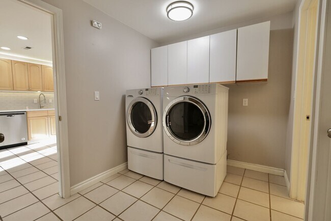 Building Photo - 2BR/2BA Downstairs Duplex with Parking and W/D