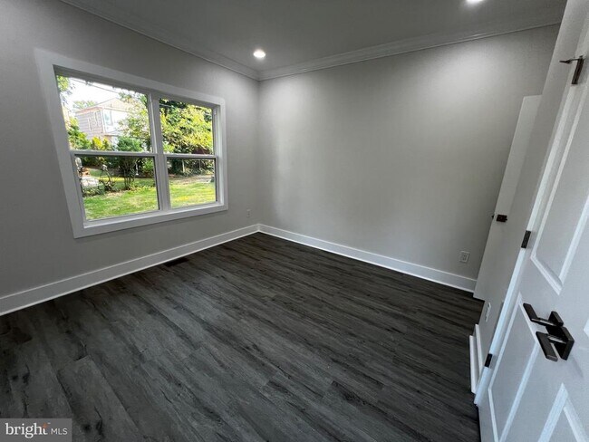 Building Photo - 920 Brompton St