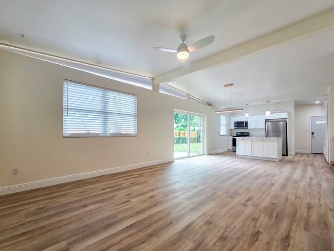 Building Photo - Beautifully Renovated 3/2 in Madison Park