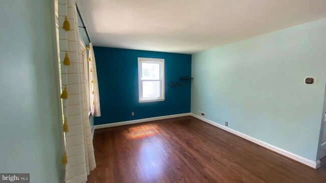Building Photo - 417 W Maple Rd