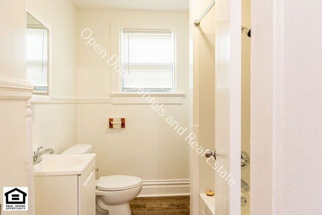 Building Photo - 319 W Masterson Ave