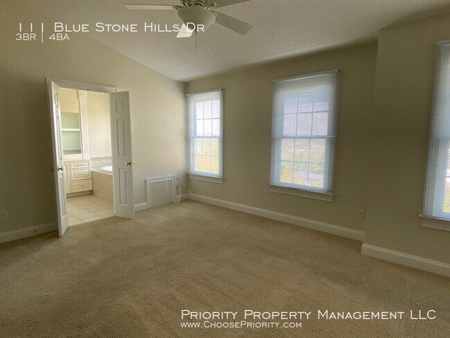 Building Photo - Gorgeous 3 Bed 3.5 Bath End Unit