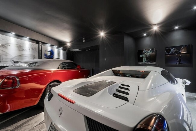 Building Photo - 18555 Collins Ave