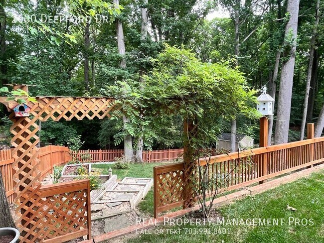 Building Photo - 2600 Deepford Dr
