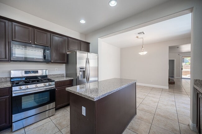 Building Photo - Beautiful 4 Bedroom 2.5 bath Home in the Southwest!