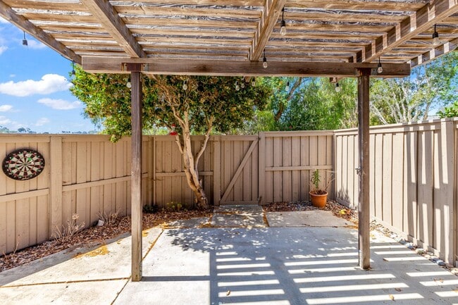 Building Photo - Spacious & Central 3BR/2.5 BA Town Home