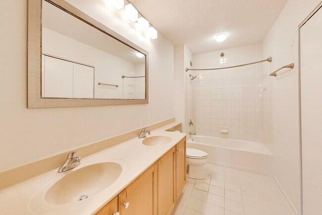 Building Photo - 400 N La Salle Dr