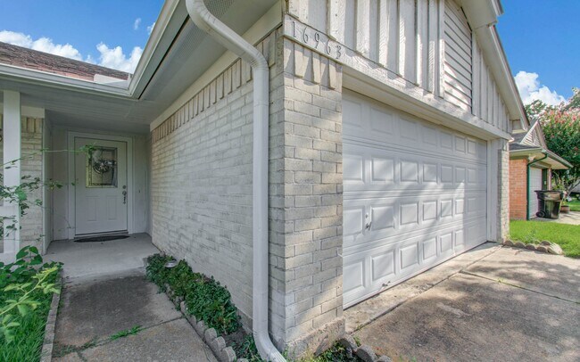 Building Photo - 16963 Nevisway St