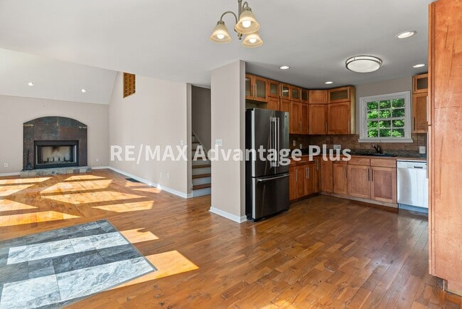 Building Photo - Picturesque 3-Bedroom Home with Cathedral ...
