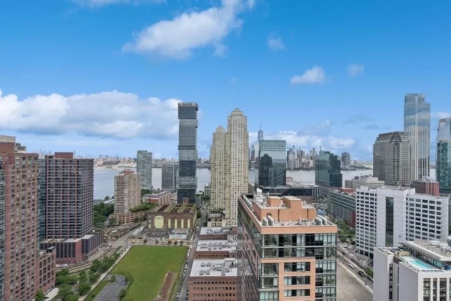 Building Photo - 155 Bay St