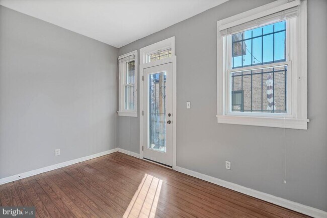 Building Photo - 424 11th St NE