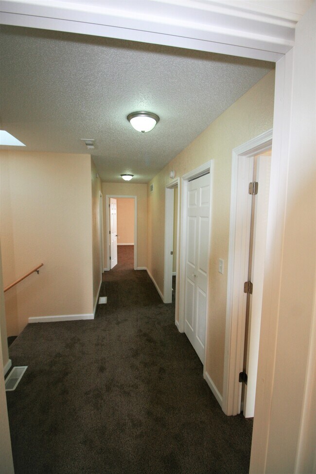 Building Photo - 920 Devils Glen Rd