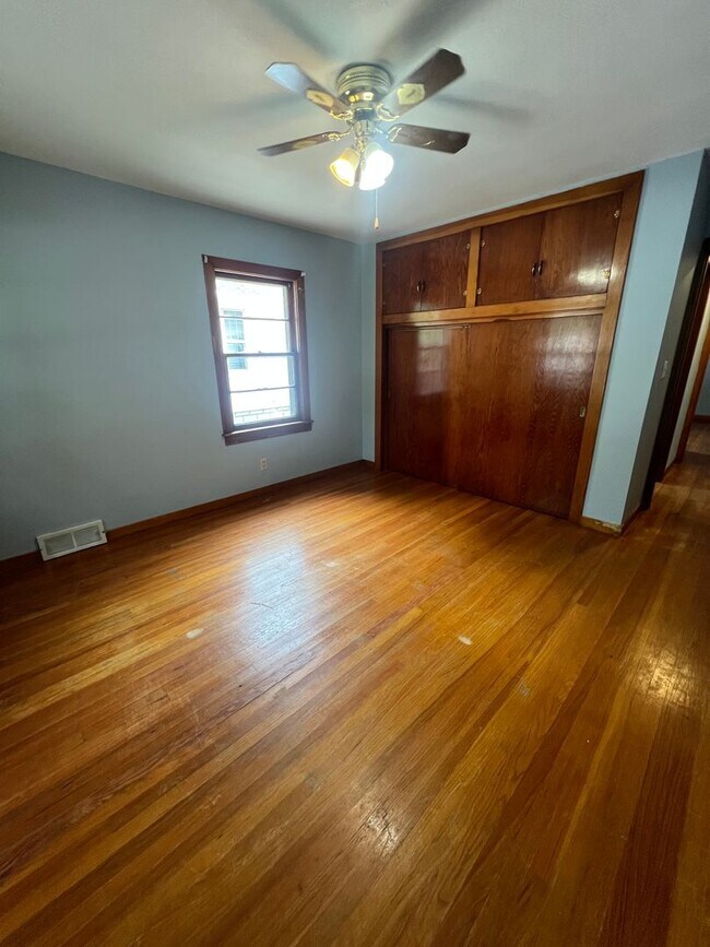 Building Photo - Spacious 2 bedroom home!