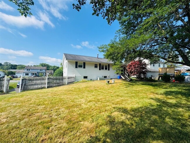 Building Photo - 2715 Manhattan Dr