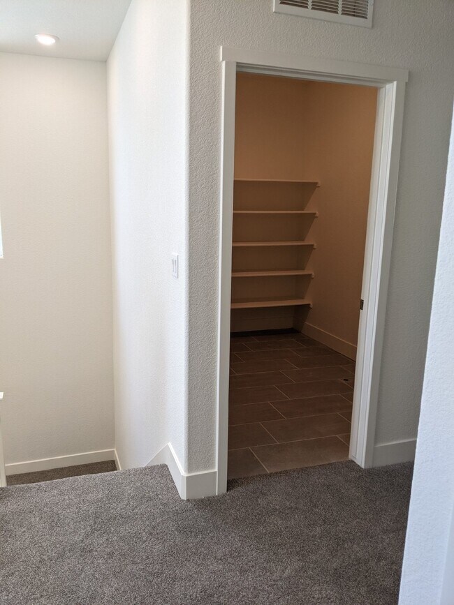 Building Photo - 2473 Pineda Dr