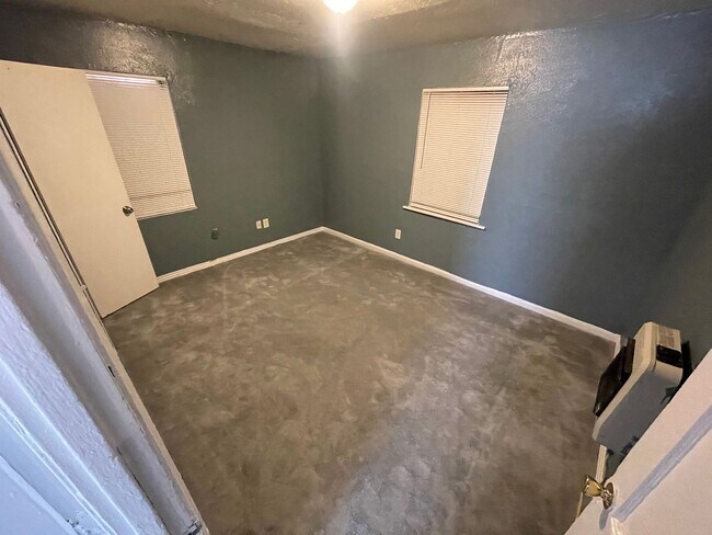 Building Photo - 2 Bed 1 Bath