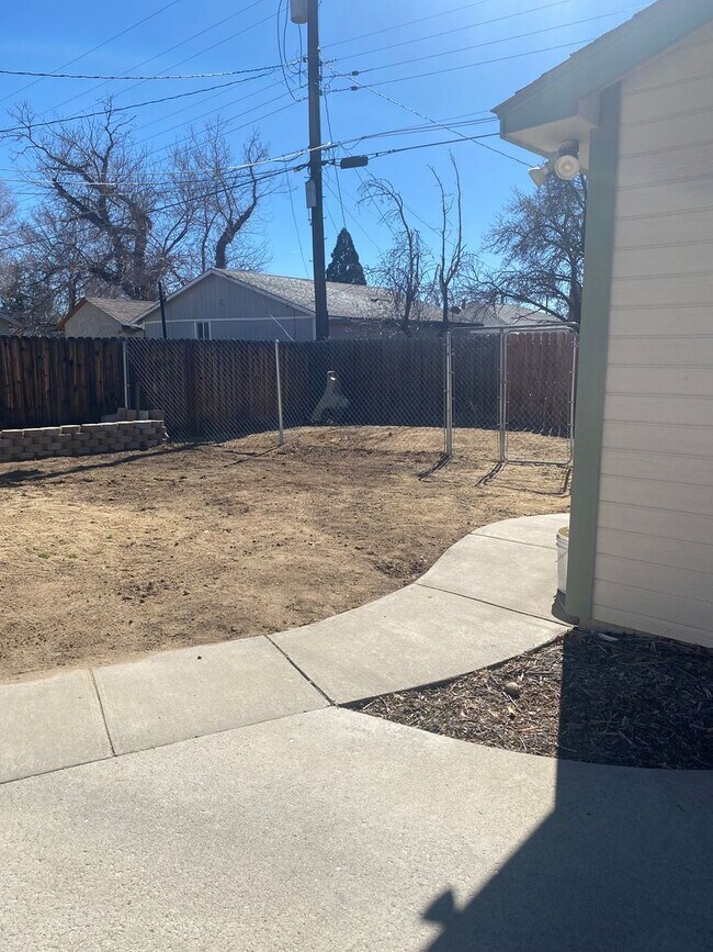 Building Photo - Sweet 4 bd, 2 bath, 2+car garage near MidTown